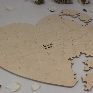 Herzförmiges hölzernes Gästebuch Puzzle: Personalisiertes Hochzeitsandenken