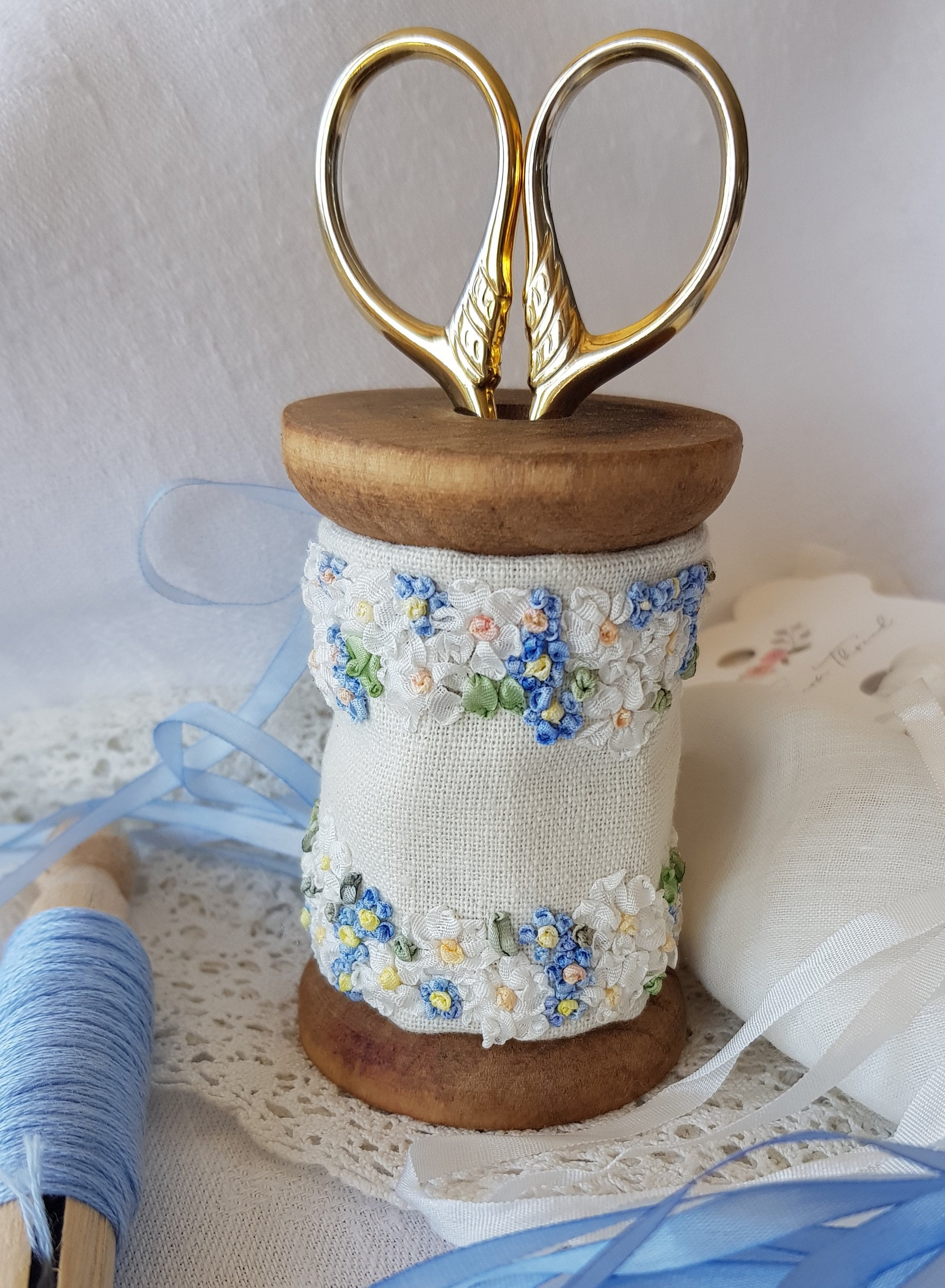 Forget-me-nots and Daisies Needle Roll - full embroidery kit