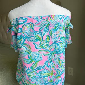 Top Lilly Pulitzer TAMARA, color rosa pelícano, con lazo azul, talla M imagen 2