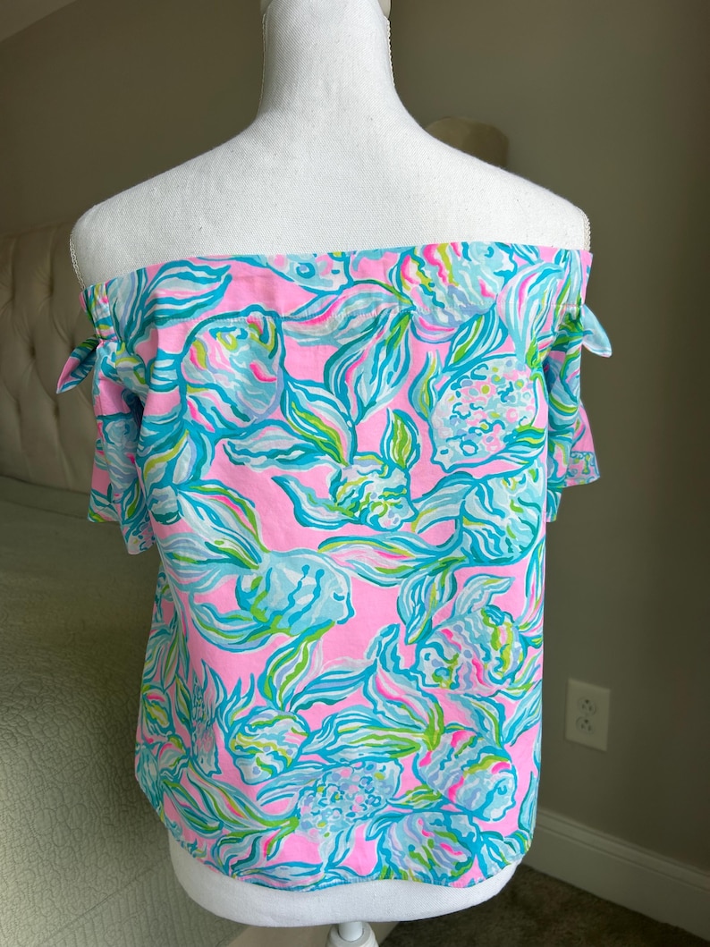 Top Lilly Pulitzer TAMARA, color rosa pelícano, con lazo azul, talla M imagen 2