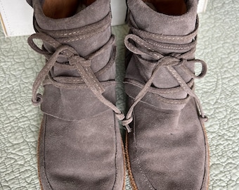 Botín UGG Australia Reid para mujer, color castaño pizarra, modelo 1019129, de ante, talla 9.