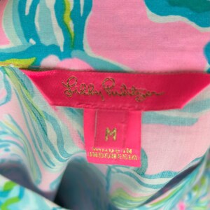 Puede incluir: Un juego de tres tazas de cer&aacute;mica con un acabado moteado y mate. Cada taza presenta un color diferente: azul claro, crema y gris. Las tazas tienen un dise&ntilde;o simple y moderno y un asa c&oacute;moda.