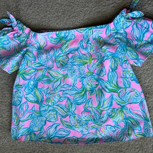 Top Lilly Pulitzer TAMARA, color rosa pelícano, con lazo azul, talla M imagen 3