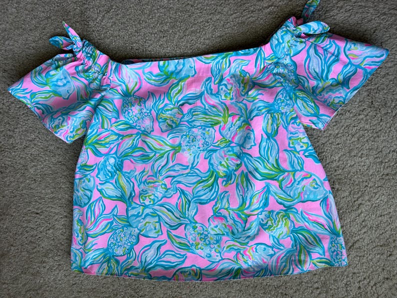 Top Lilly Pulitzer TAMARA, color rosa pelícano, con lazo azul, talla M imagen 3