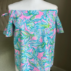 Top Lilly Pulitzer TAMARA, color rosa pelícano, con lazo azul, talla M imagen 1
