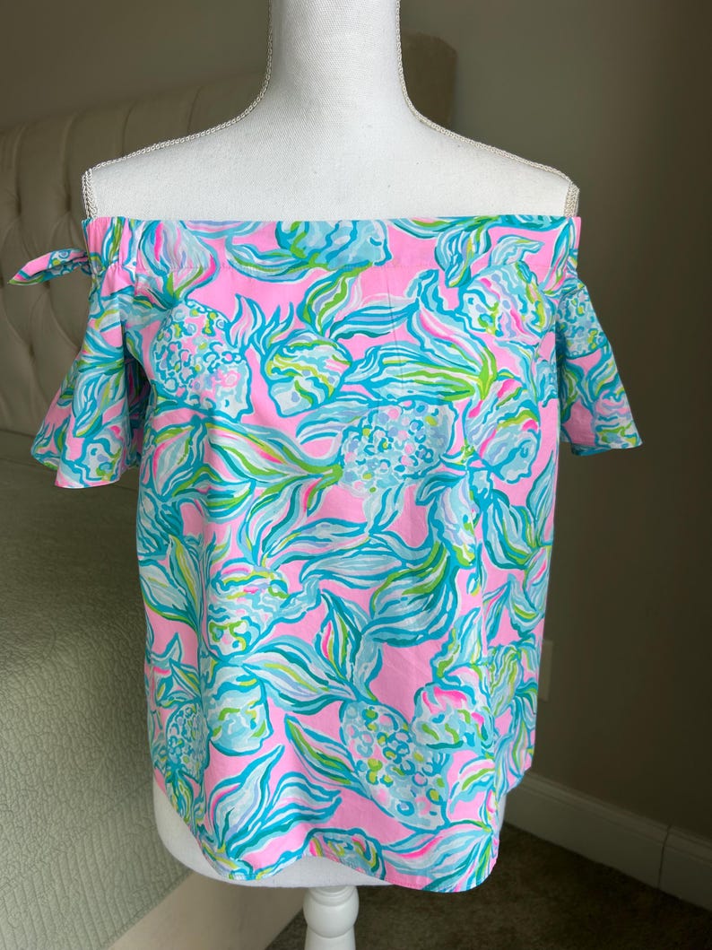 Top Lilly Pulitzer TAMARA, color rosa pelícano, con lazo azul, talla M imagen 1