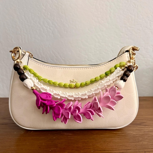 Ciondolo per borsetta fatto a mano con fiori di argilla, gelsomino rosa sfumato, corona di fiori bianca e bocciolo di pikake verde: accessorio tropicale per borsetta.