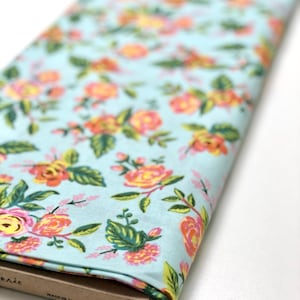 Cotton + Steel Menagerie Rifle Paper Co Collection, Jardin De Paris (Minze) durch den halben Hof Baumwollstoff