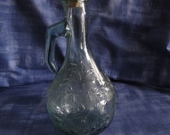 Vintage grüne Glasflasche mit einem Korken .. Muss gewaschen werden