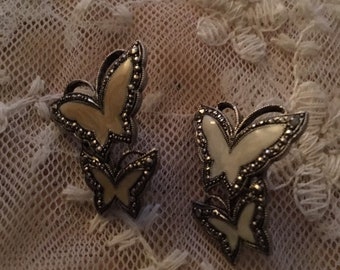 Vintage costume jewelry… Pierced metal earrings with Duo Butterflies