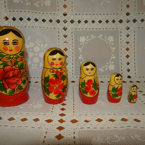 Vintage Set of Wood Nesting Dolls... 5 in Total.... So Awesome..Made in the USA