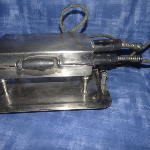 Rare Vintage Waffle Iron By Universale... 600 watts and works great.. Please read description carefully