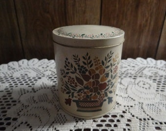 Vintage Daher tin .. Lovely Design.. Tin Box Company .. Made in England.. Needs a bath