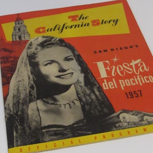 Puede incluir: Una portada de programa roja y amarilla para la Fiesta del Pacífico de San Diego en 1957. La portada presenta a una mujer con un velo blanco y un vestido negro, con el texto "The California Story" y "Official Program" impreso en la portada.
