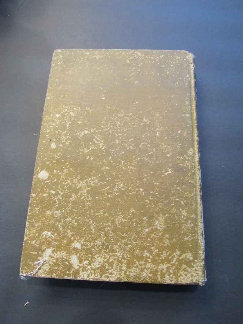Pu&ograve; includere: Un libro consumato di colore beige con una copertina testurizzata. Il libro &egrave; chiuso e il dorso &egrave; visibile.