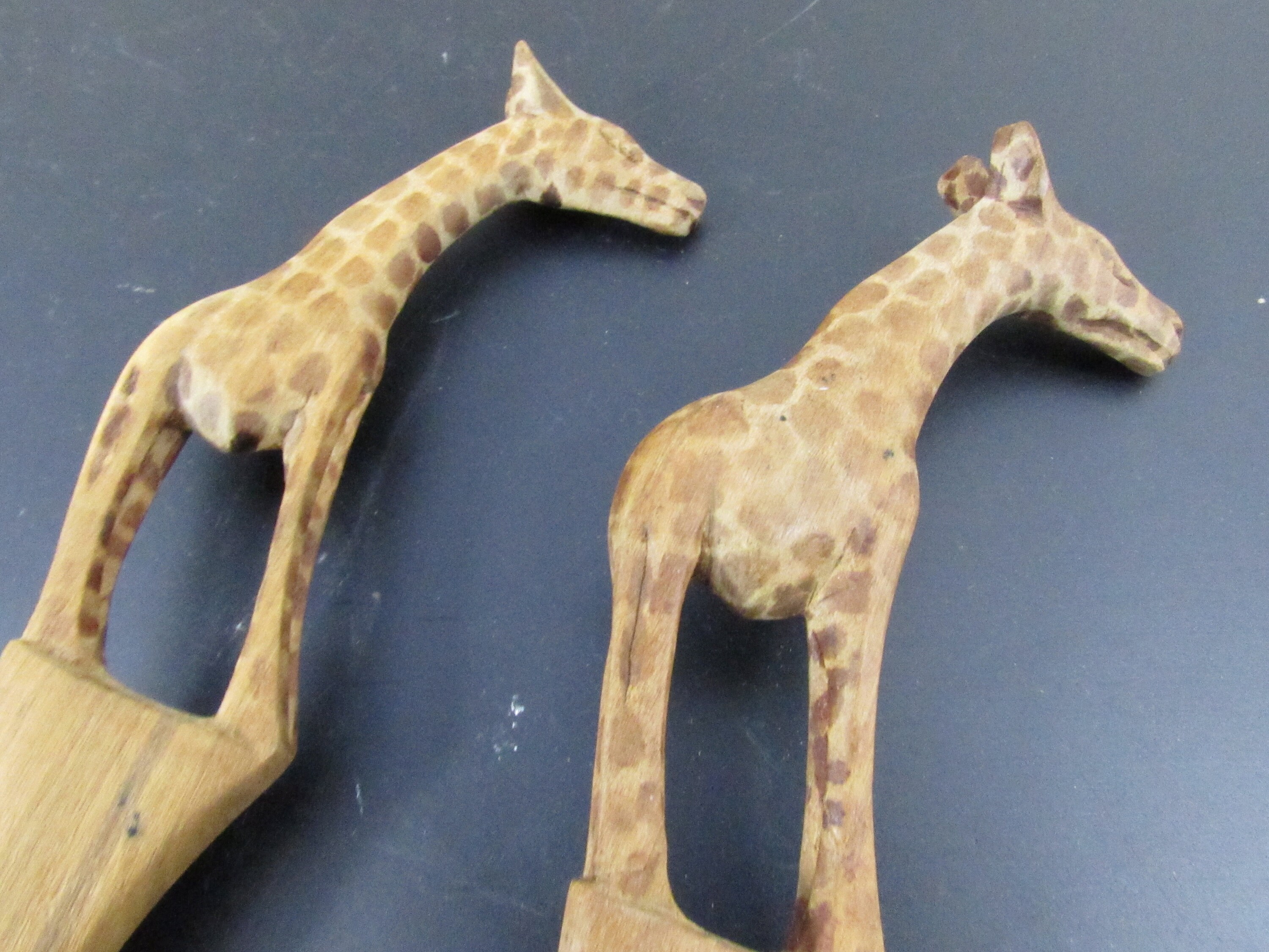 ヴィンテージアフリカンウッドサラダサーバー - 手彫りのキリンまたは 