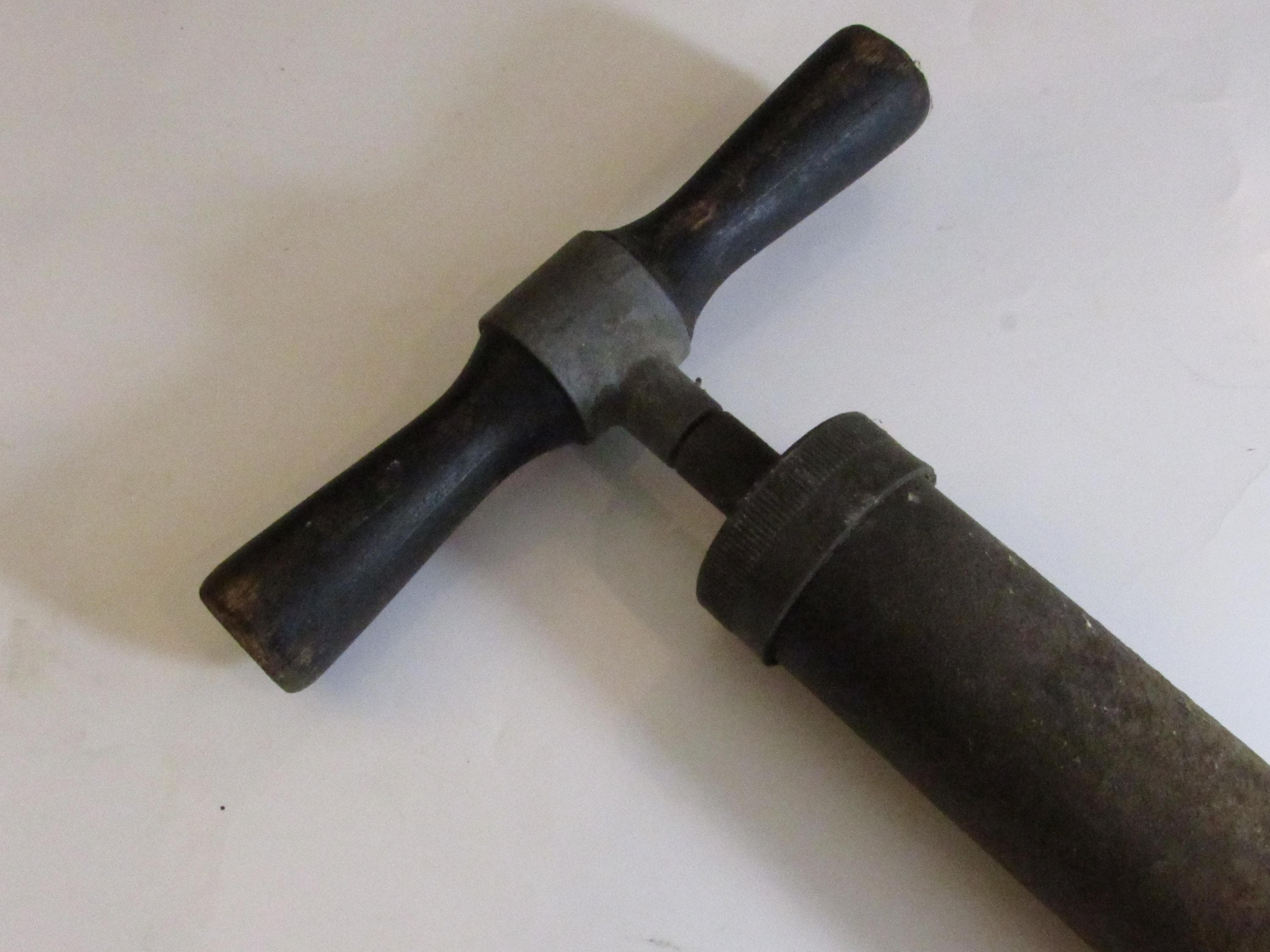 ANCIENNE POMPE TORNADE D'ATELIER POIGNEE EN BOIS pour MOBYLETTE ,SOLEX,VELO EUR 10,00 - FR