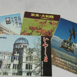 Puede incluir: Cuatro folletos de viaje vintage con imágenes del Parque Conmemorativo de la Paz de Hiroshima, Nara y Yamato Road, un parque de ciervos y un teleférico en Aso, Japón. Los folletos están en japonés e inglés.