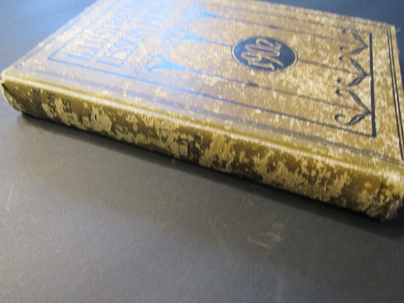 Pu&ograve; includere: Un libro vintage con una copertina dorata e lettere nere. Il titolo del libro &egrave; "The Book of Knowledge".
