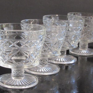 Juego de 4 copas de cóctel artesanales COUPES con base de vidrio Hazel Atlas EAPG de Peanut Butter Pattern