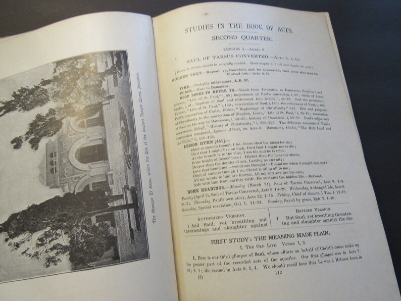 Pu&ograve; includere: Una fotografia in bianco e nero di un edificio con un grande arco. L'edificio &egrave; circondato da alberi e da un'area pavimentata. Il testo "Studies in the Book of Acts" &egrave; visibile nella parte superiore della pagina.