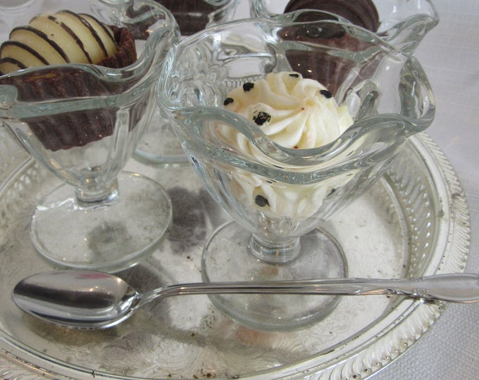 Vintage Ice Cream Sundae Glasses Parfait Scalloped Edge Footed Cups Retro Milkshake Diner Glasses Set of 4