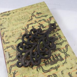 Vintage Cast Iron Hanging Trivet Hanging Wall Plaque Kitchen Decor Colonial Americana Williamsburg Style