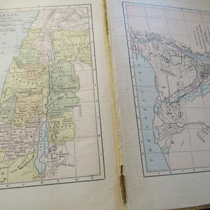 Pu&ograve; includere: Una mappa antica di Canaan, la Terra Promessa, con i territori delle dodici trib&ugrave; d'Israele. La mappa &egrave; stampata in bianco e nero con bordi colorati per ogni trib&ugrave;. La mappa include anche una chiave con i nomi delle trib&ugrave; e dei loro territori.