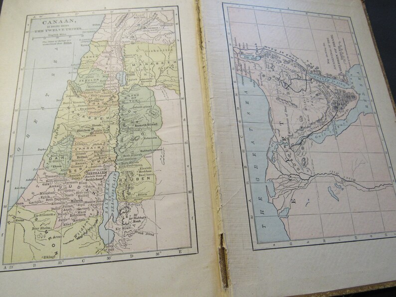 Pu&ograve; includere: Una mappa antica di Canaan, la Terra Promessa, con i territori delle dodici trib&ugrave; d'Israele. La mappa &egrave; stampata in bianco e nero con bordi colorati per ogni trib&ugrave;. La mappa include anche una chiave con i nomi delle trib&ugrave; e dei loro territori.