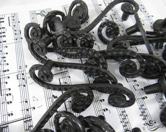 Poignée ou bouton de tiroir en métal à volutes - Quincaillerie bronze huilé