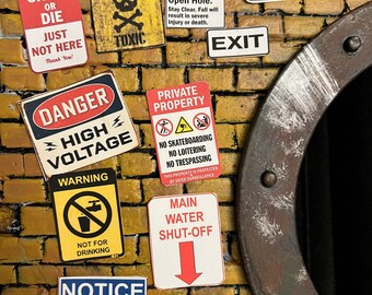 Sewer Tunnel Street Signs Diorama Display Prop 1/12th Scale