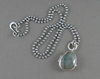 Labradorit Medaillon an Perlenkette