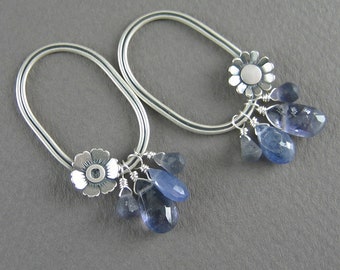 Iolith, Tansanit und Blumen Creolen