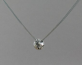Winzige Floating Planet Halskette