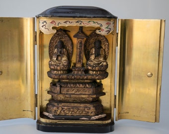 Two seated buddhas flanking a buddhist stele