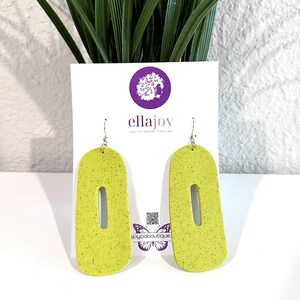Lebendige bunte organische Ohrringe + eklektisch bunt + große Ohrringe + knalliger Sommerschmuck + flippige Ohrringe + boho retro