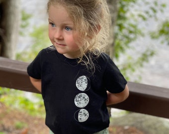 Camiseta orgánica para niños con fases lunares