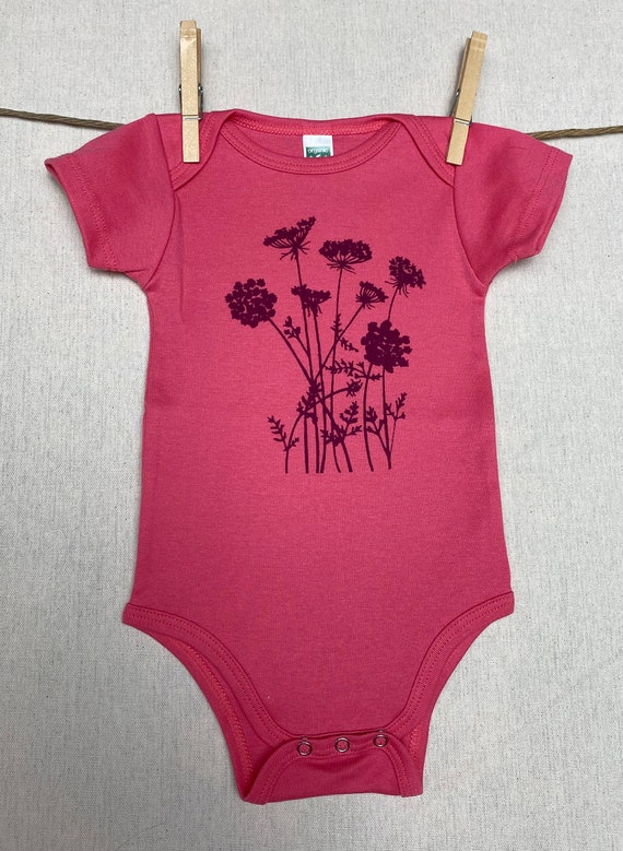 Oferta! Body de encaje orgánico rosa Reina Ana para bebés de 12 a - Main Image