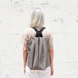 Mochila minimalista para bicicleta – Vegana y color canela GRAY