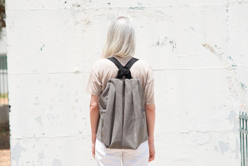 Mochila minimalista para bicicleta – Vegana y color canela GRAY
