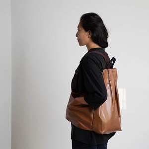Zaino in tela vegana: zaino da viaggio da donna con tasche laterali Brown