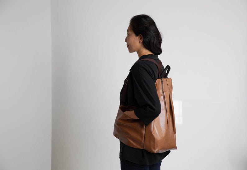 Zaino in tela vegana: zaino da viaggio da donna con tasche laterali Brown