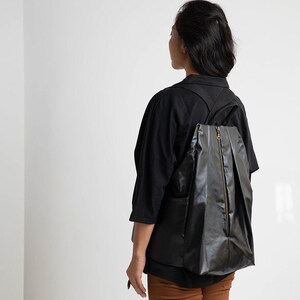 Zaino in tela vegana: zaino da viaggio da donna con tasche laterali Black Vegan Leather