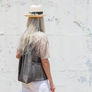 Zaino vegano verde: borsa da viaggio urbana con tasche laterali immagine 2