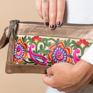Bolso de mano de piel metalizada, bolso étnico, bolso de noche bohemio, bolso de mano bohemio, minibolso bohemio, bolso de piel bronce, cartera de mano tipo clutch.