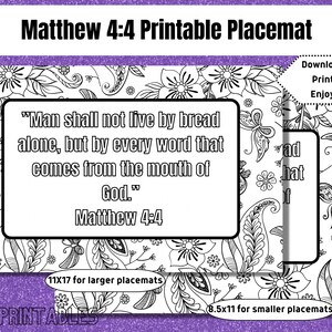 Könnte beinhalten: Schwarz-weißes, druckbares Tischset mit floralem Design und einem Zitat aus der Bibel: "Der Mensch lebt nicht nur von Brot, sondern von jedem Wort, das aus dem Mund Gottes kommt." Matthäus 4,4. Das Tischset ist in zwei Größen erhältlich: 11x17 Zoll und 8,5x11 Zoll.