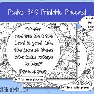 Op de afbeelding: Een zwart-witte printbare placemat met een bloemenontwerp en de Bijbeltekst "Proef en zie dat de Heer goed is. O, de vreugde van hen die hun toevlucht bij Hem zoeken!" Psalm 34:8. De placemat is verkrijgbaar in twee maten: 28x43 cm en 21.5x28 cm.