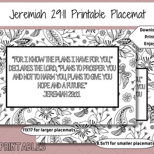 Op de afbeelding: Een zwart-witte printbare placemat met een bloemenontwerp en de Bijbeltekst "Want ik weet welke plannen ik voor u heb, spreekt de HEERE, plannen van vrede en niet van kwaad, om u een toekomst en een hoop te geven." Jeremia 29:11. De placemat is verkrijgbaar in twee maten: 11x17 inch en 8,5x11 inch.