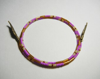 Pulsera de la amistad de estilo nativo, alambre de memoria de dos capas y media con plumas de bronce.