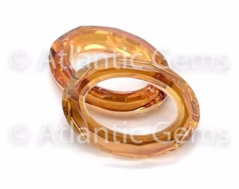 Peut inclure: Deux bagues ambrées et facettées sont présentées sur fond blanc. Les anneaux sont faits d'un matériau transparent, mettant en valeur leurs coupes géométriques. Ces bagues sont probablement des bijoux.